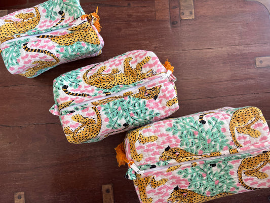 Trio de trousses matelassées rose clair à motif léopard
