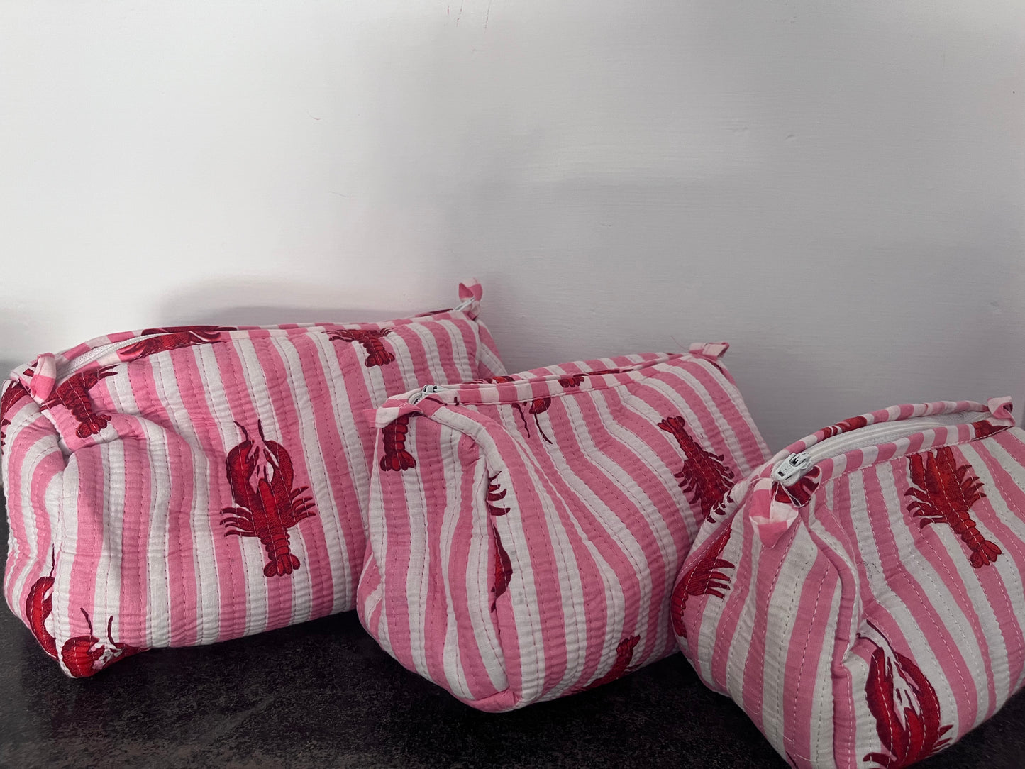 Trio de trousses matelassées rayées rose et blanc avec petit homard