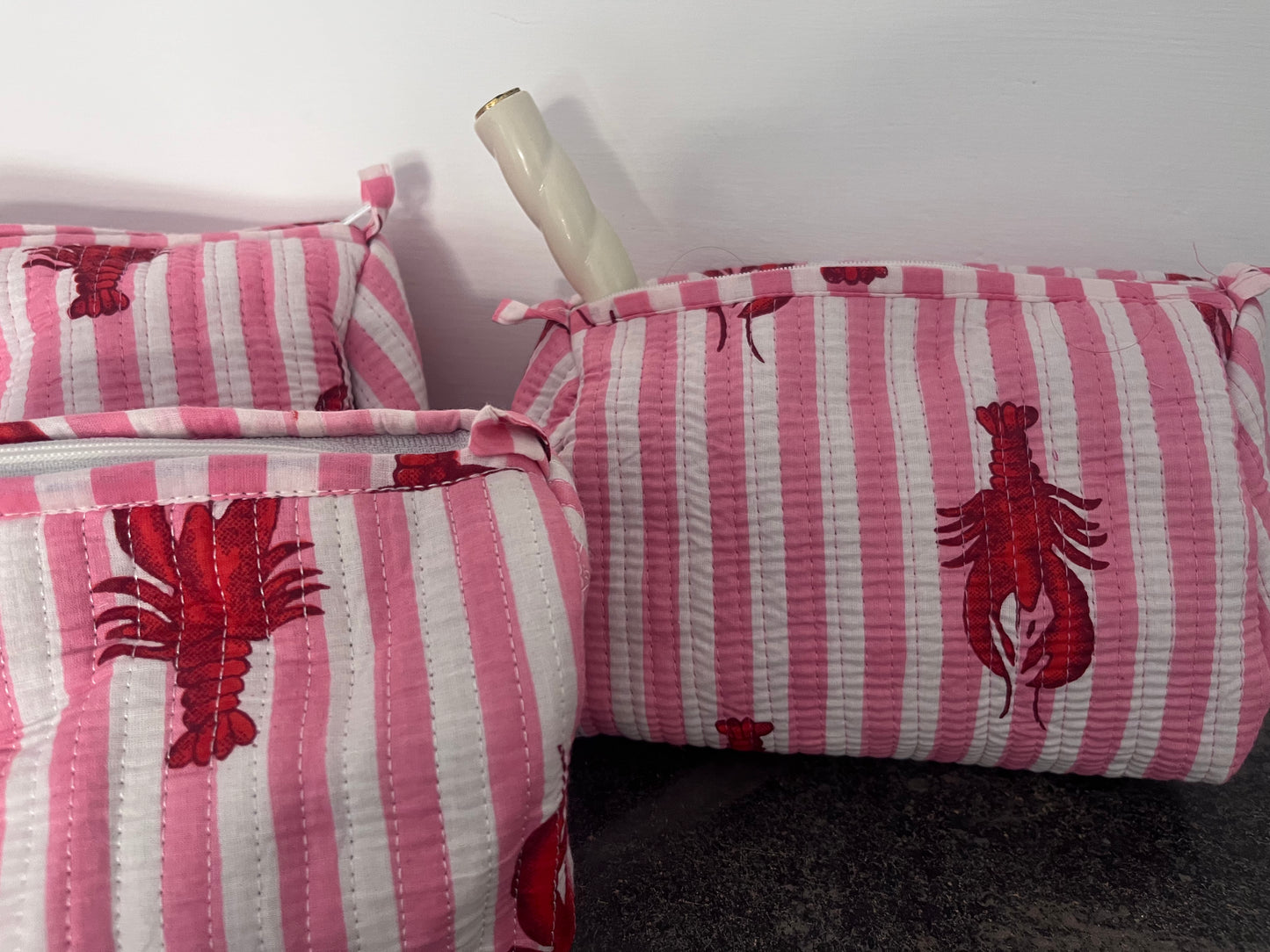 Trio de trousses matelassées rayées rose et blanc avec petit homard