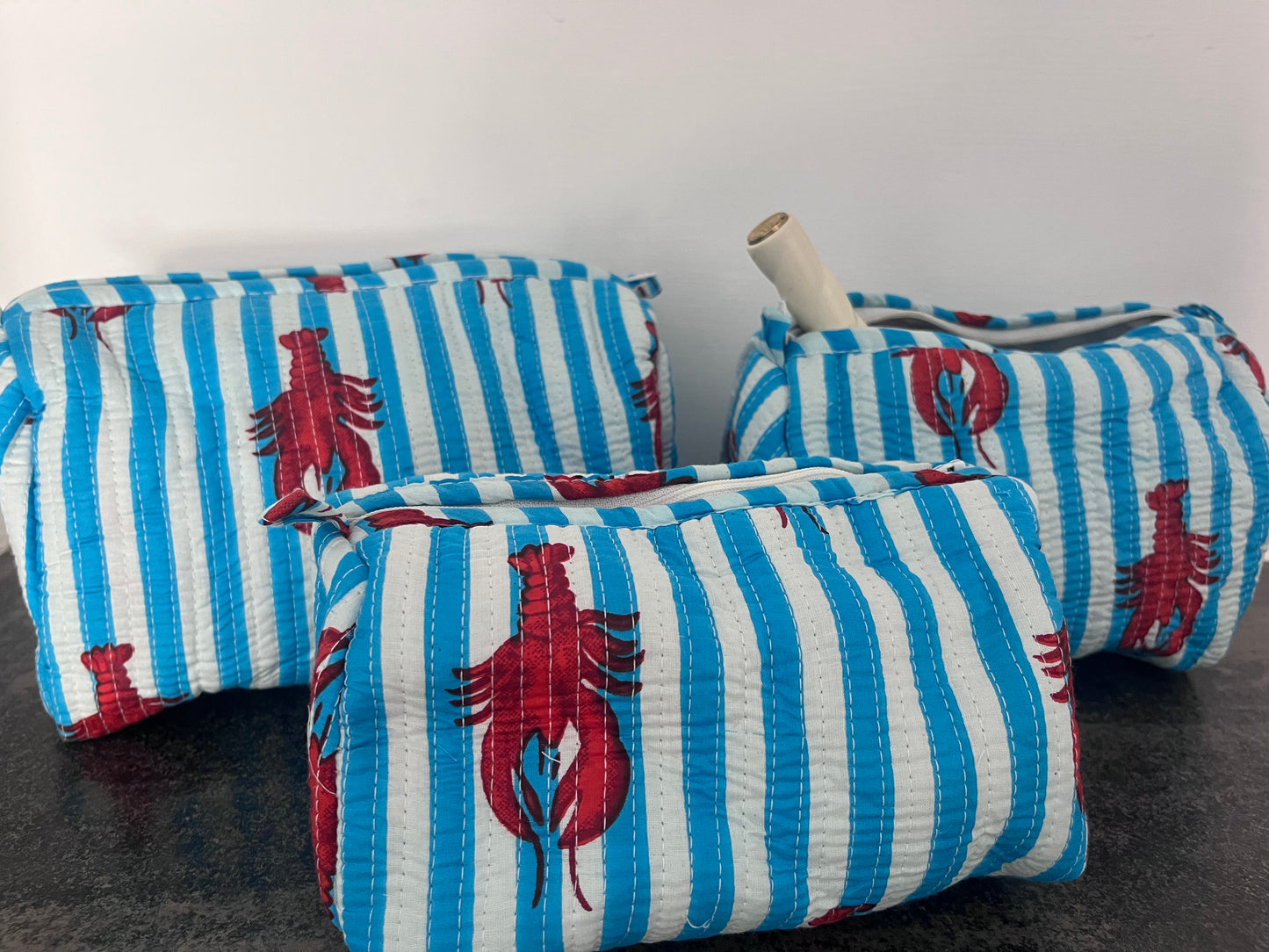 Trio de trousses matelassées rayées bleu et blanc avec petit homard