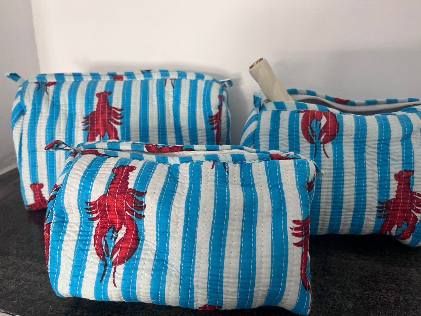 Trio de trousses matelassées rayées bleu et blanc avec petit homard