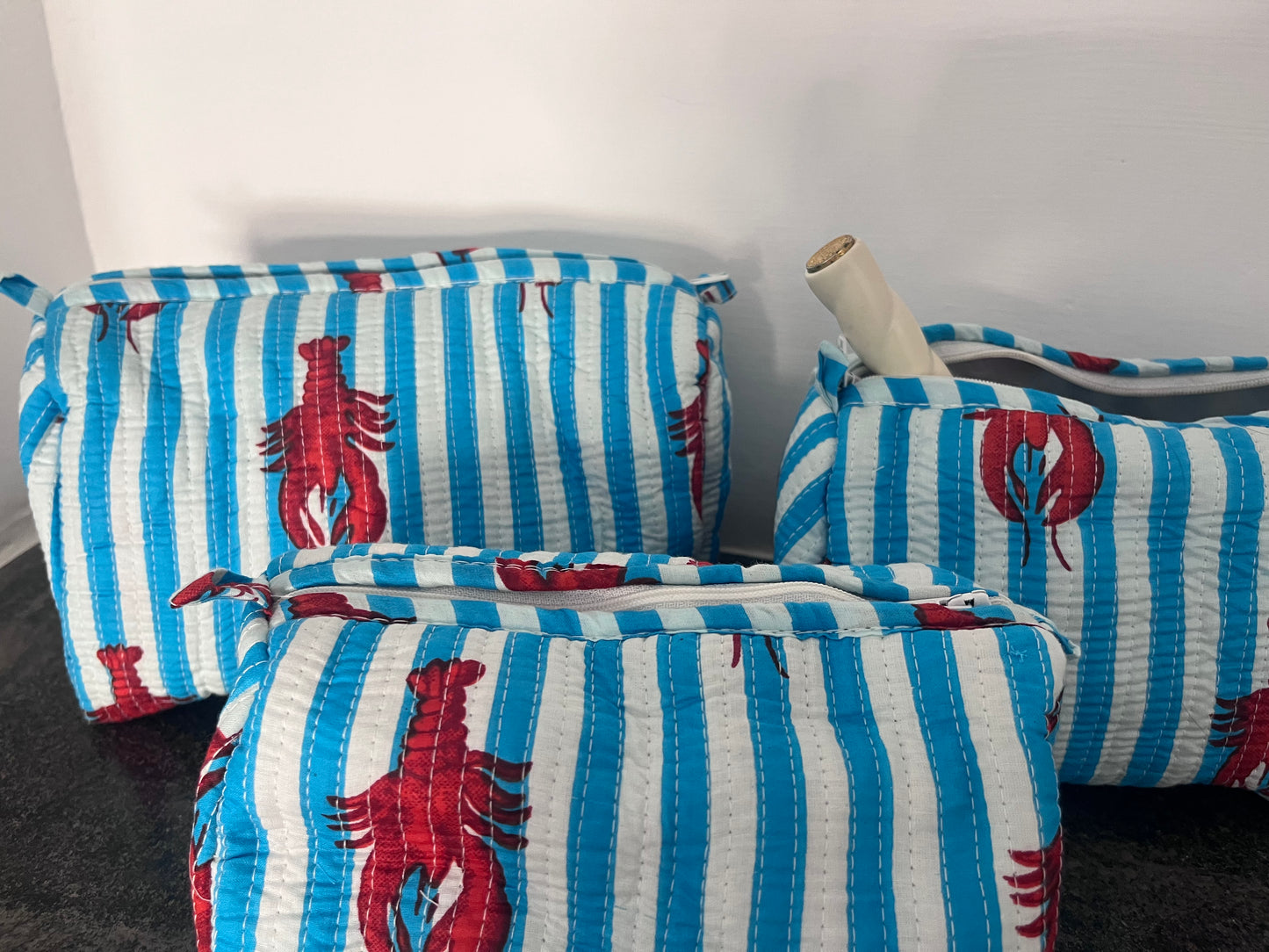 Trio de trousses matelassées rayées bleu et blanc avec petit homard