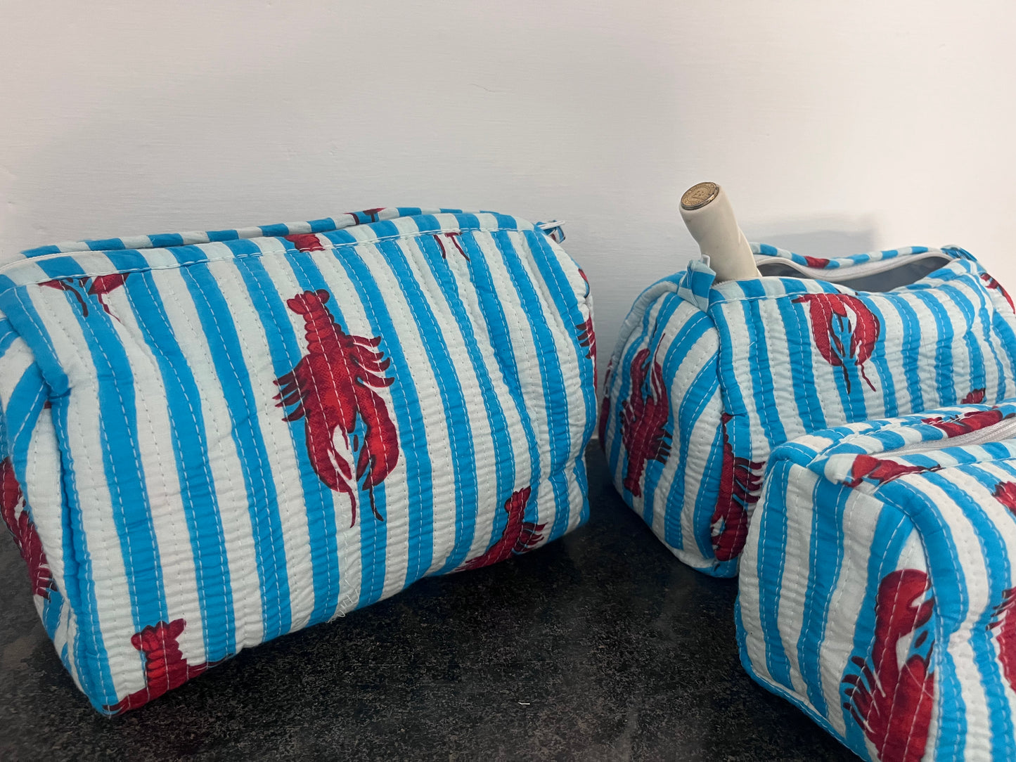 Trio de trousses matelassées rayées bleu et blanc avec petit homard