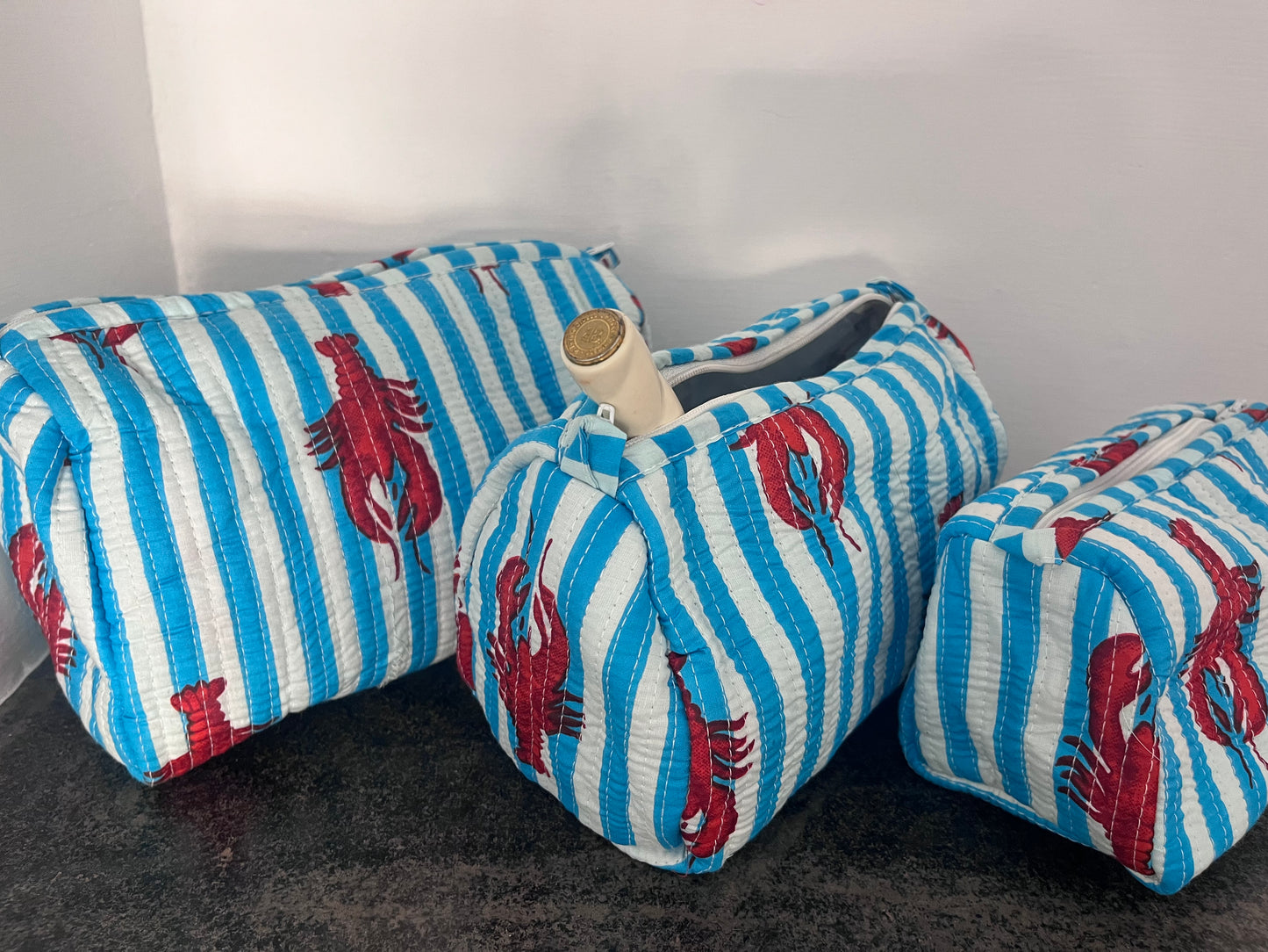 Trio de trousses matelassées rayées bleu et blanc avec petit homard